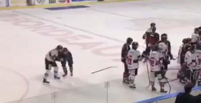 Un joueur québécois se fait faire une prise de lutte inadmissible sur la patinoire lutte combat hockey