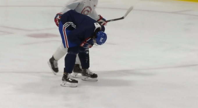 Alexander Romanov quitte la pratique après avoir été atteint au visage par un tir de Jonathan Drouin