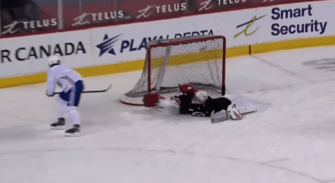 Cole Caufield sort ses mains et déculotte complètement Charlie Lindgren à l’entraînement du CH