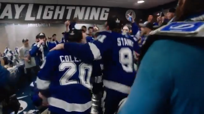 Après son triomphe, le Lightning a nargué le Canadien en chantant dans le vestiaire