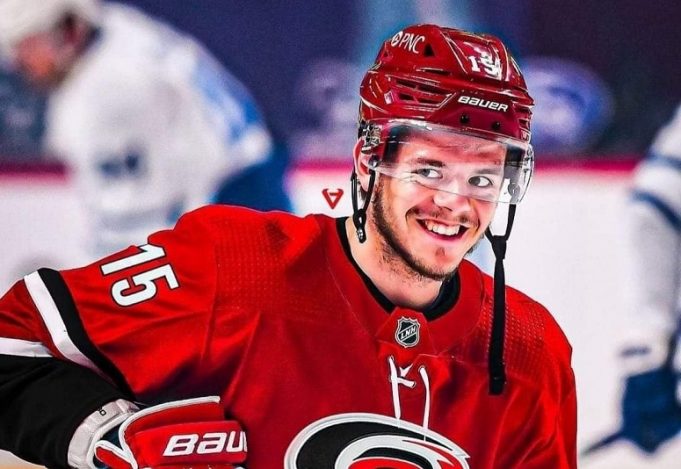 8 détails des dernières 24h // Jesperi Kotkaniemi se fait ramasser, le nom des Maple Leafs partirait de la coupe Stanley et plus